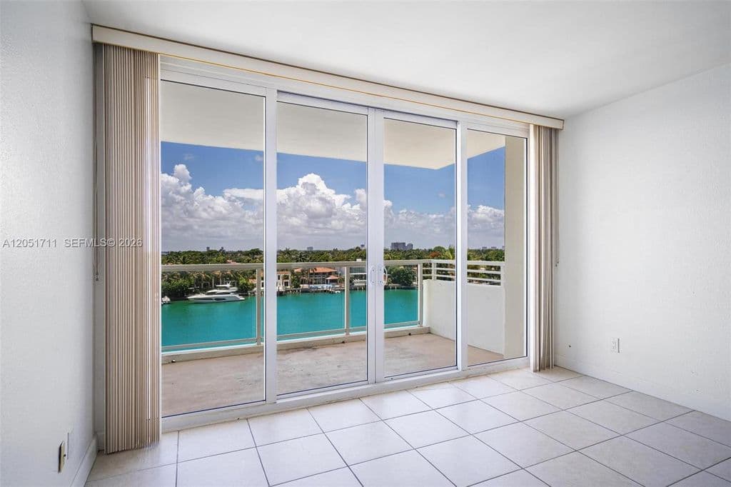 2-bedroom Property — 5600 Collins Ave APT 7J