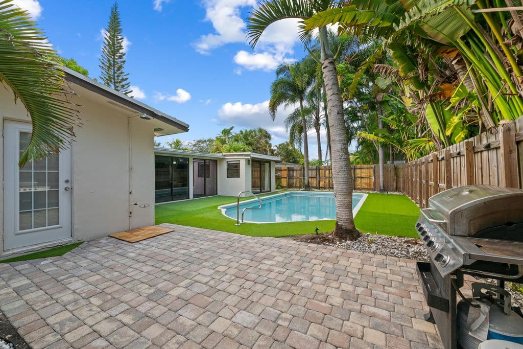 6-bedroom Single-Family Home — 3024 NE 2nd Terrace