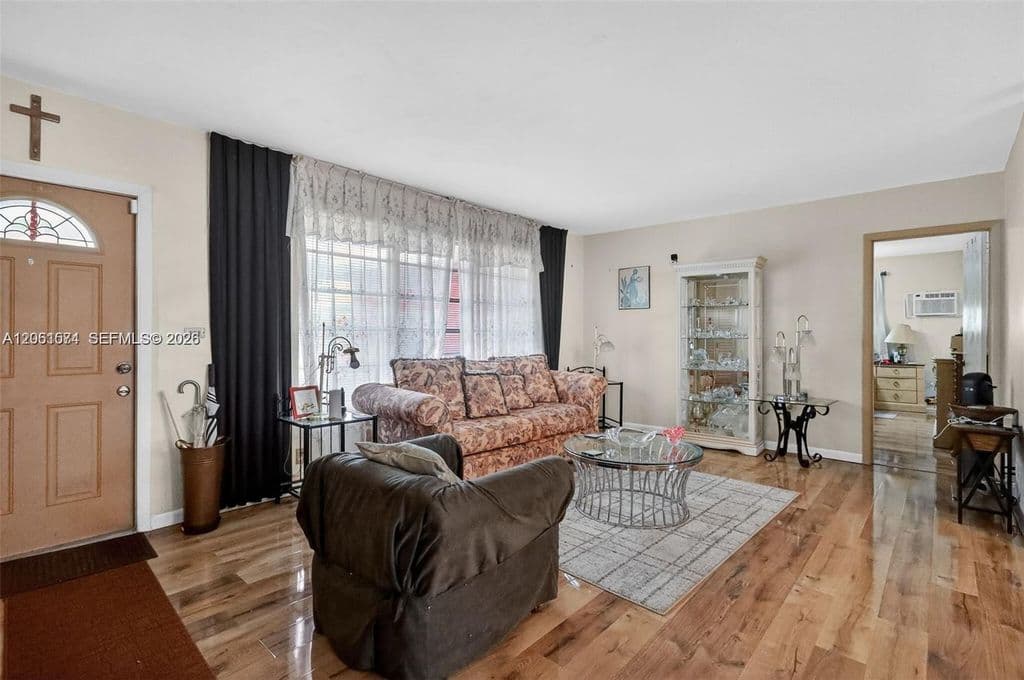 4+1 Müstakil ev — 6861 SW 1st Ct