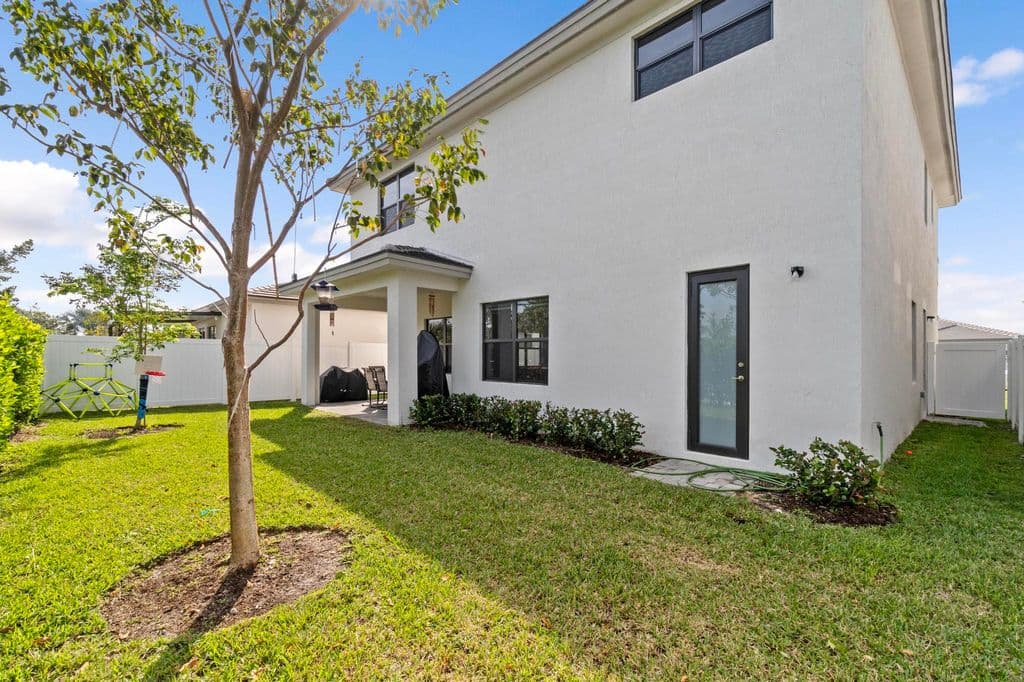 5-bedroom Single-Family Home — 17325 SW 41 Street