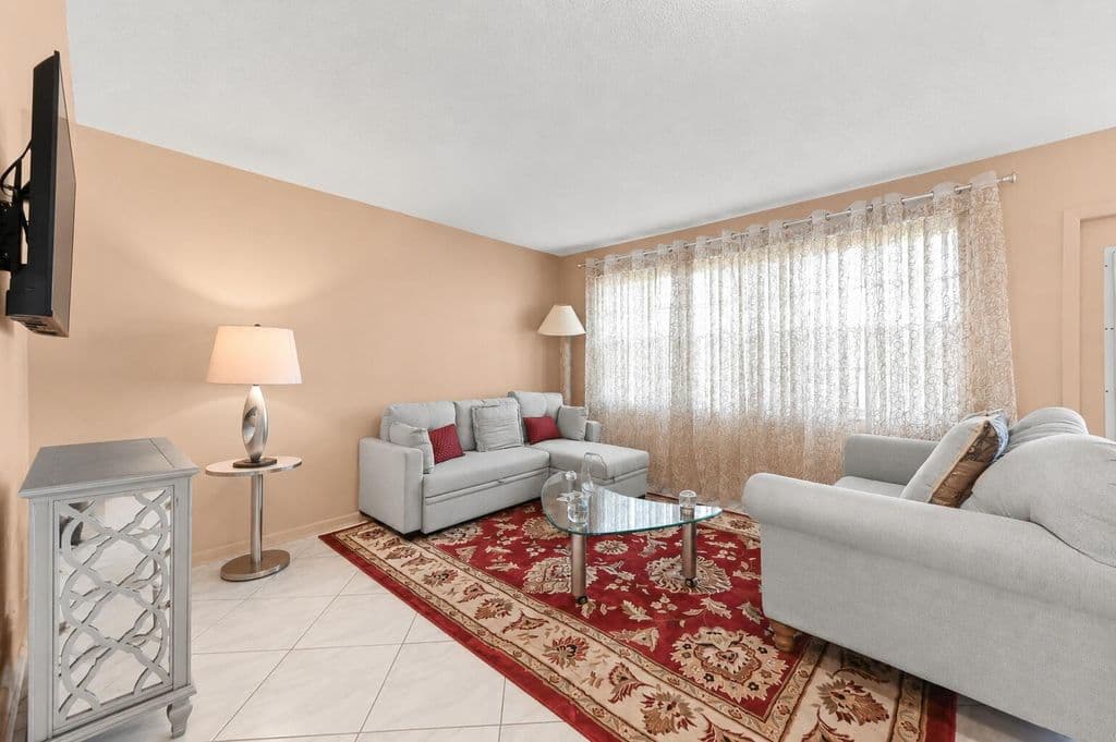 1-bedroom Condo — 1069 Cornwall D