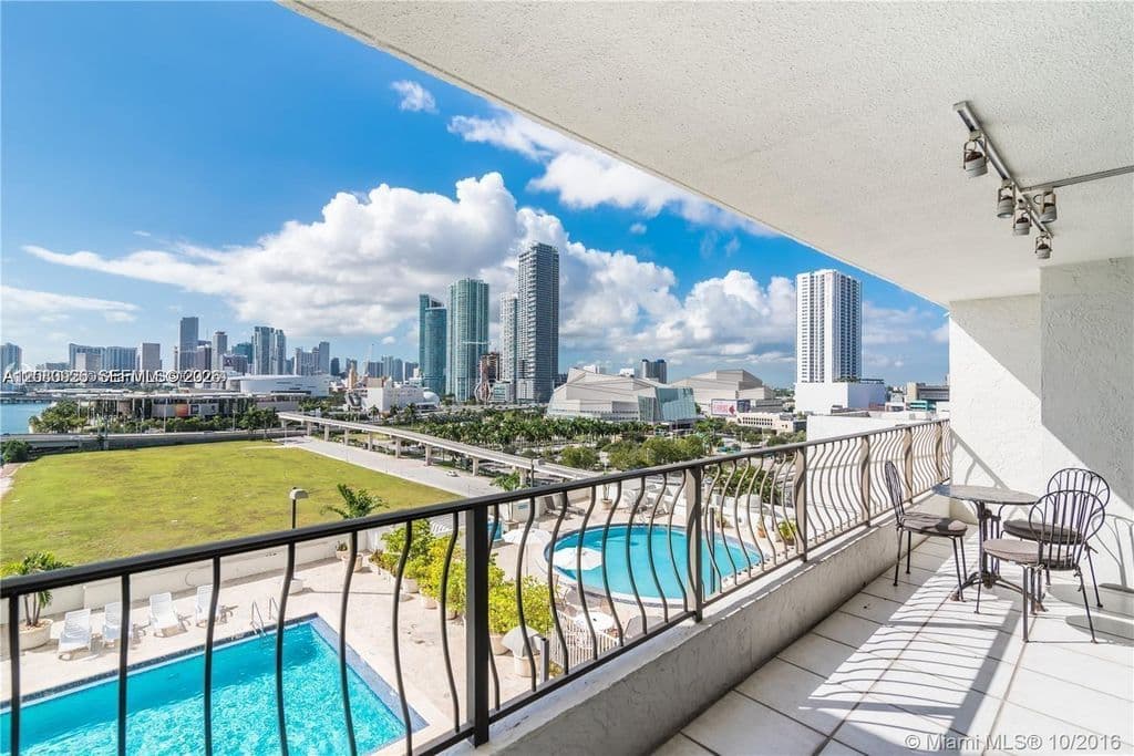 1+1 Condo — 555 NE 15th St APT 11J