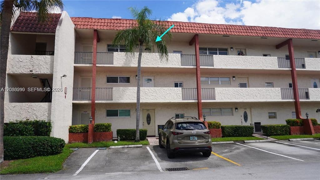 2-bedroom Condo — 800 S Hollybrook Dr APT 305