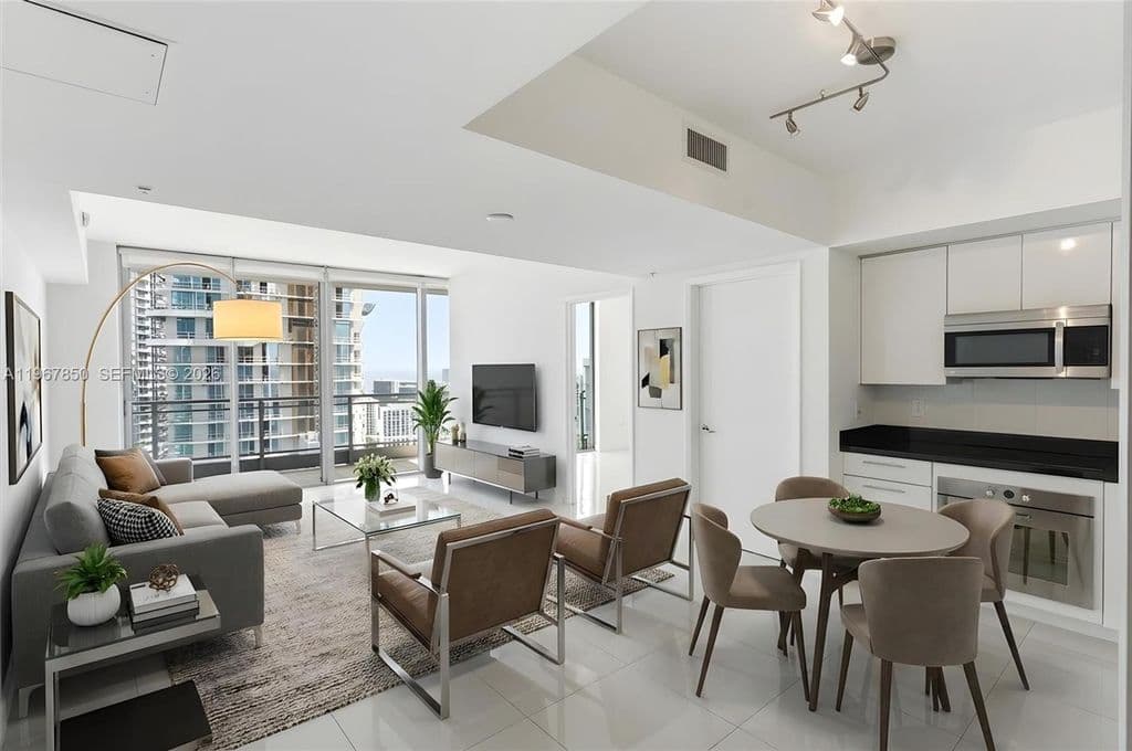 2+1 Condo — 92 SW 3rd St APT 3804