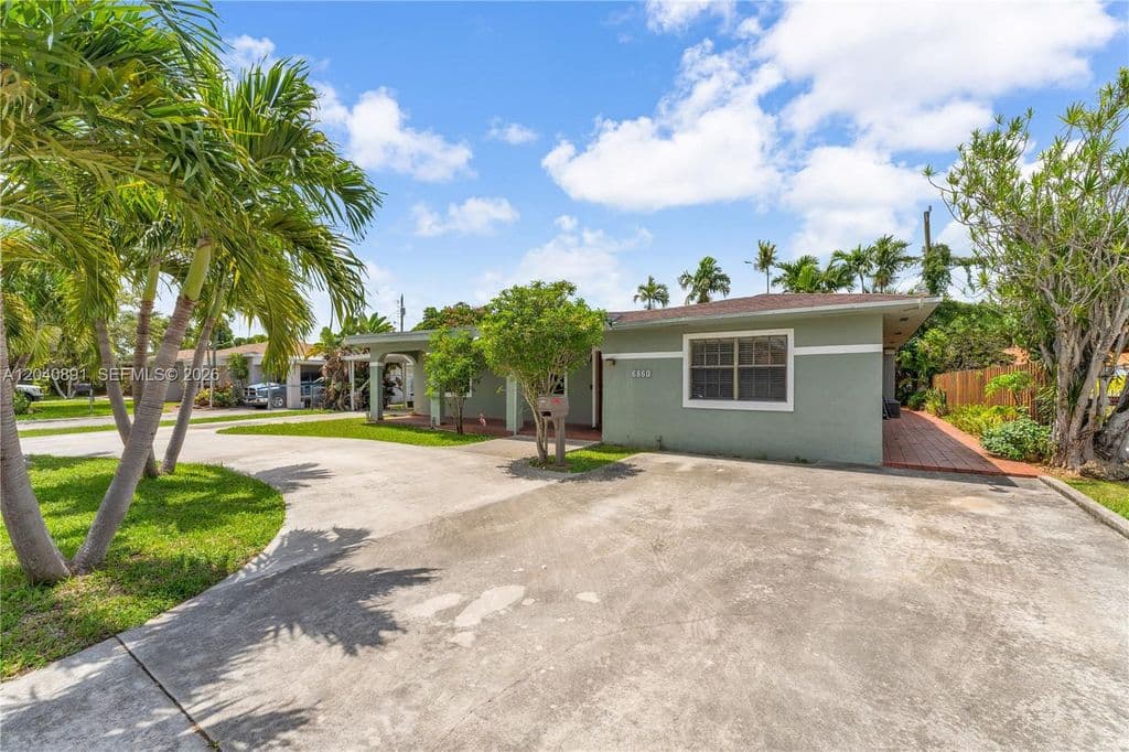 4+1 Müstakil ev — 6860 SW 18th St