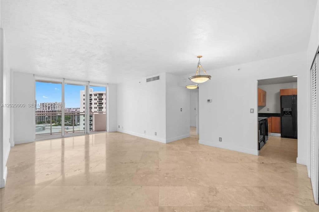 1+1 Condo — 3001 S Ocean Dr APT 1439