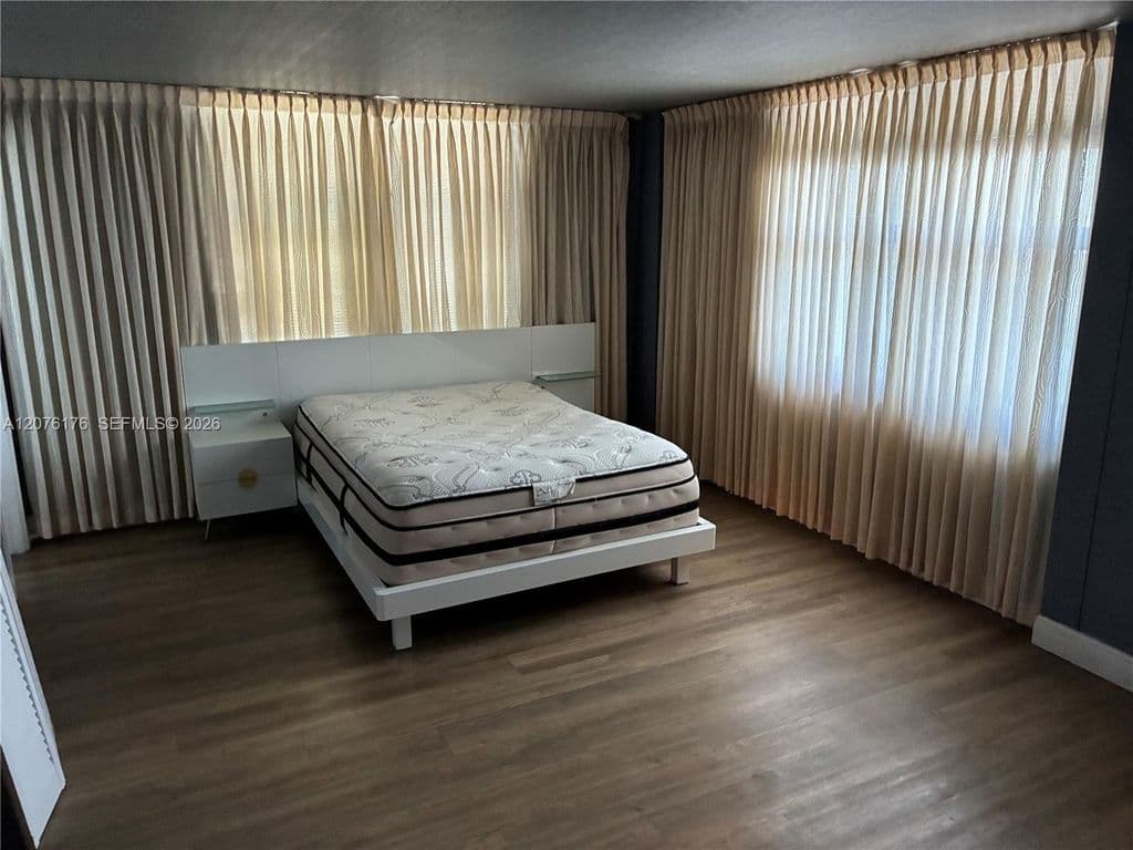 2+1 Condo — 4301 Collins Ave APT 402