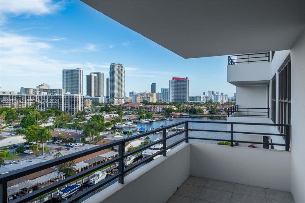 1-bedroom Condo — 2500 Parkview Dr APT 1004