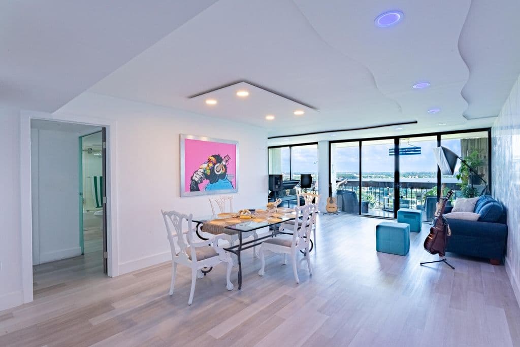 2+1 Condo — 2000 Presidential Way #1401