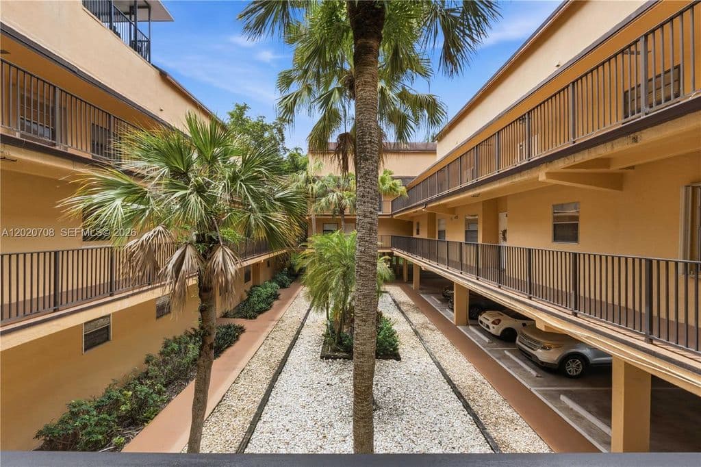 2-bedroom Condo — 430 Commodore Dr APT 213