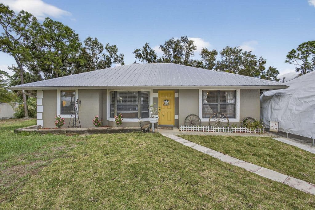 3-bedroom Single-Family Home — 17815 92nd Lane N