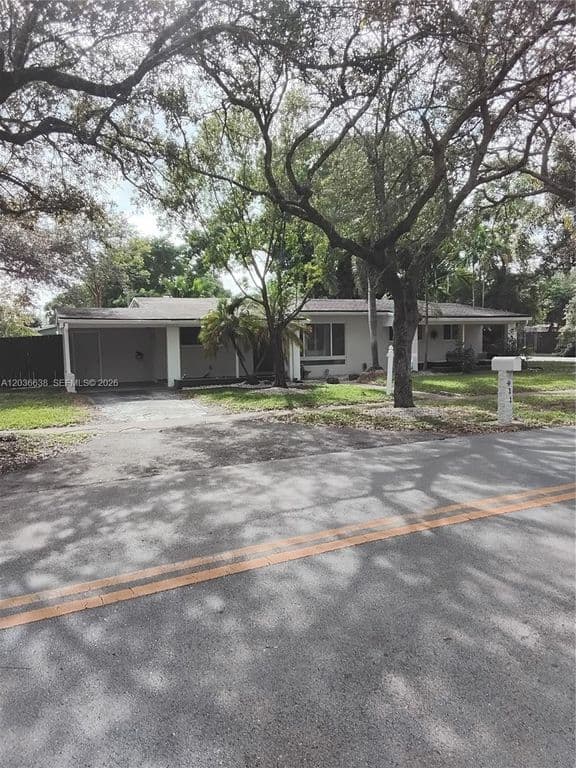 3-bedroom Single-Family Home — 911 W Country Club Cir