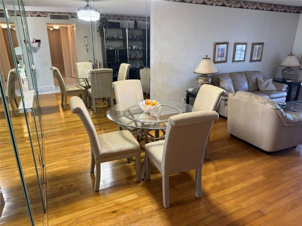 2+1 Condo — 425 SE 11th Terrace #302
