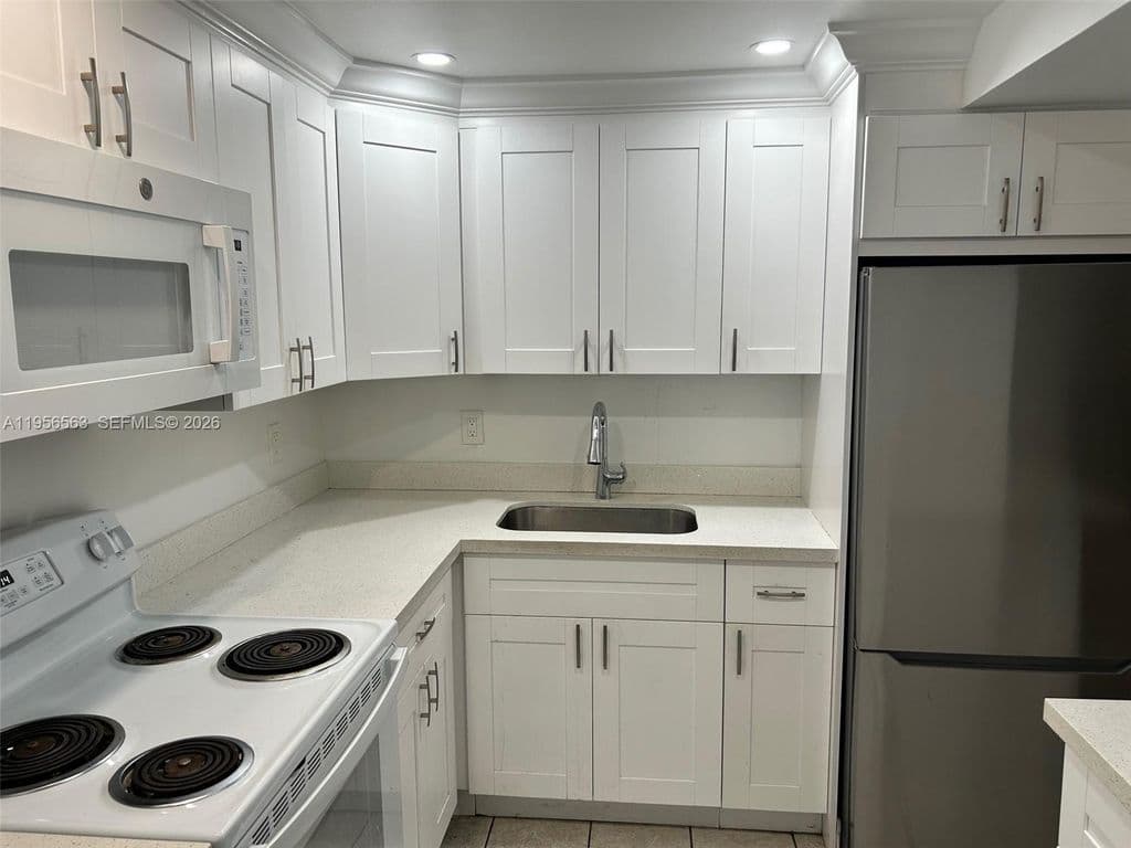 2+1 Condo — 815 SW 30th St APT J