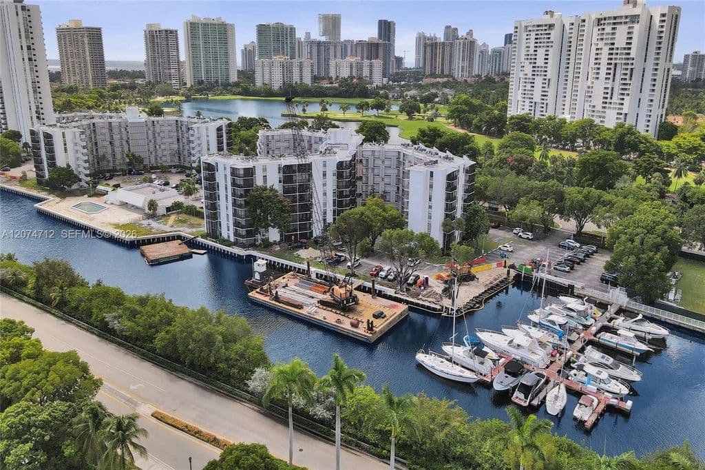 1+1 Condo — 3401 N Country Club Dr #Ei403