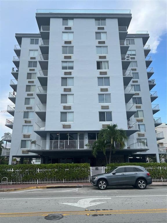 1-bedroom Condo — 1255 Collins Ave APT 705