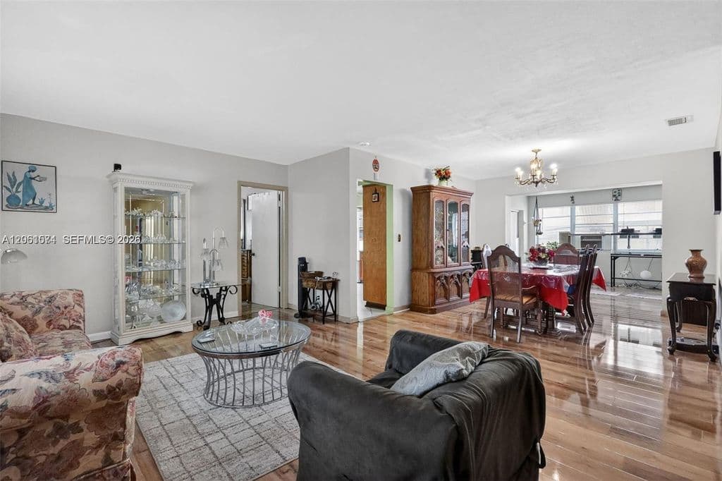 4+1 Müstakil ev — 6861 SW 1st Ct