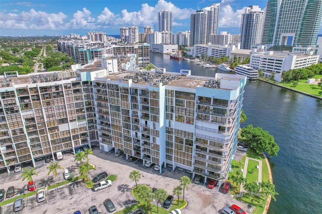 2-bedroom Condo — 200 Leslie Dr APT 818
