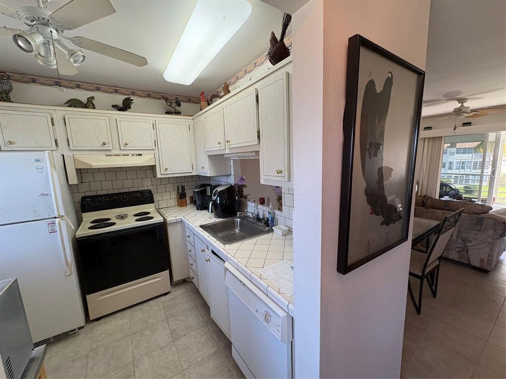 2-bedroom Condo — 3506 NW 49th Avenue #604