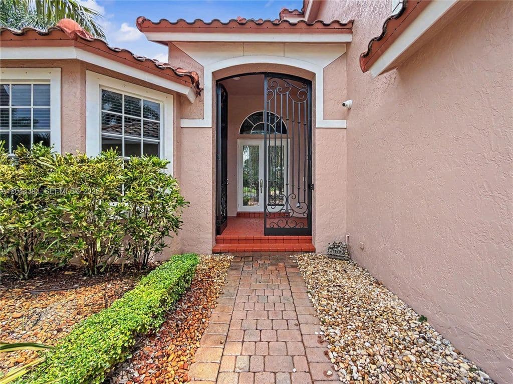 5-bedroom Single-Family Home — 18900 SW 32nd Ct