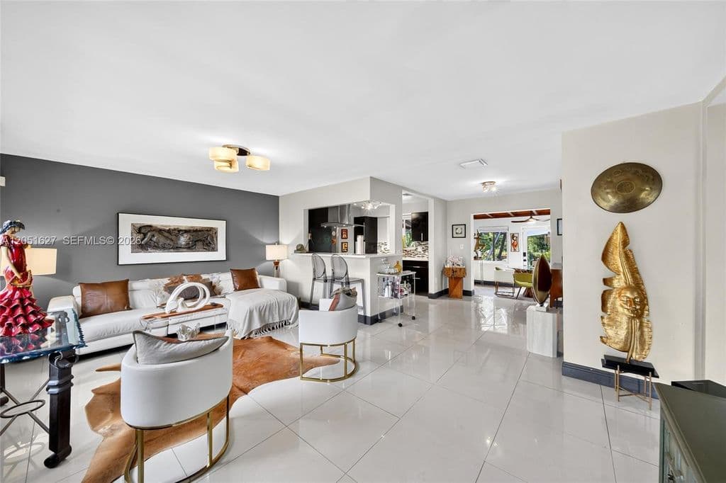 3+1 Müstakil ev — 467 NE 129th St