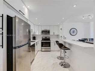 1-bedroom Condo — 19370 Collins Ave APT 324, Sunny Isles Beach, 33160