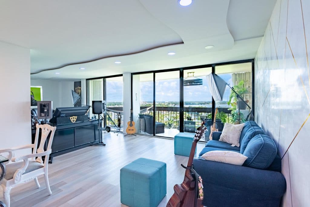 2+1 Condo — 2000 Presidential Way #1401