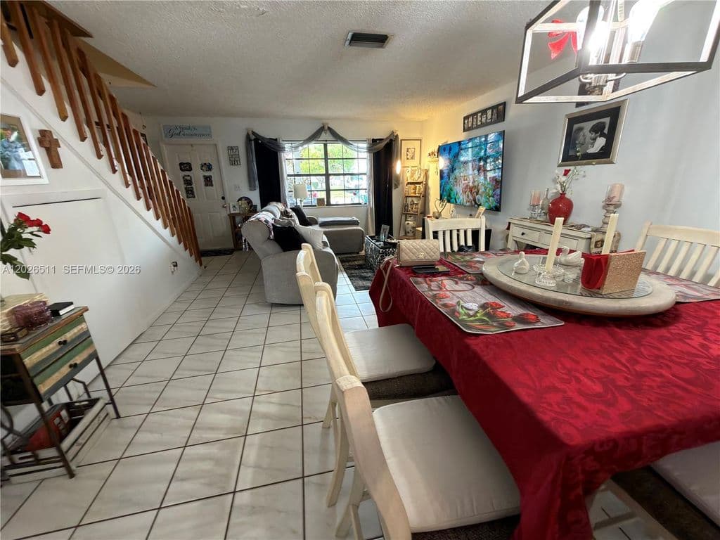 2+1 Mülk — 10428 NW 3rd St