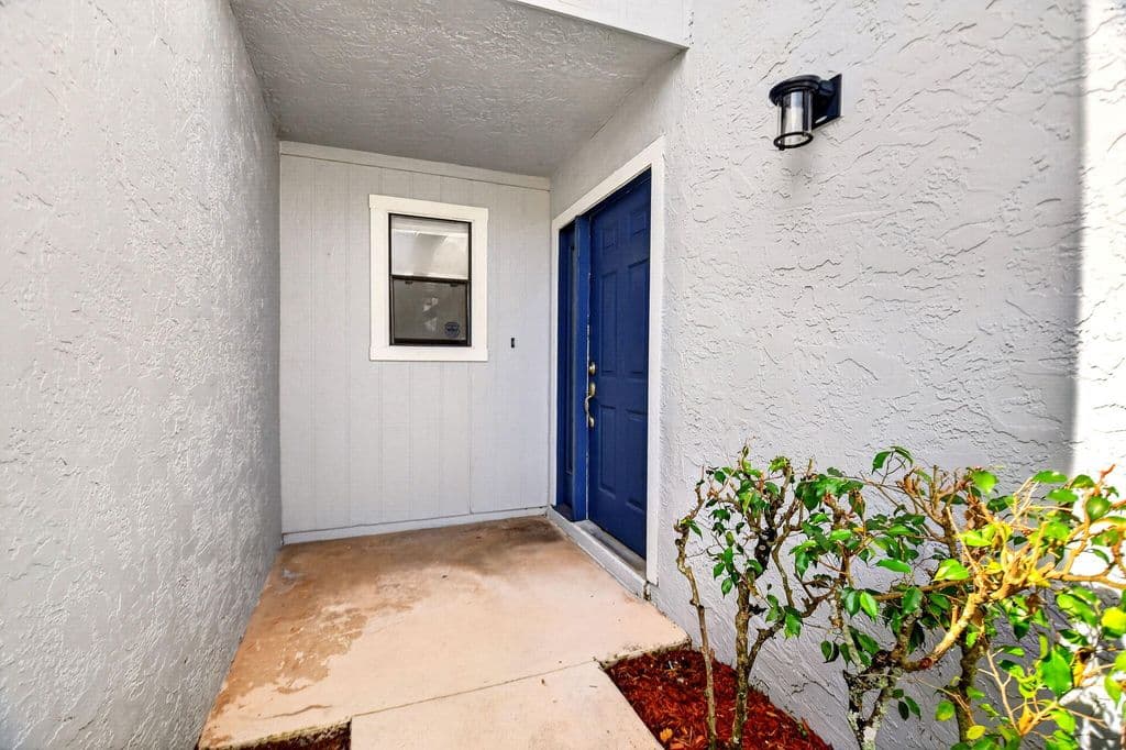 2-bedroom Property — 1633 Woodbridge Lakes Circle #1633