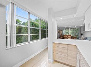 2-bedroom Condo — 9400 Live Oak Pl APT 305, Davie, 33324