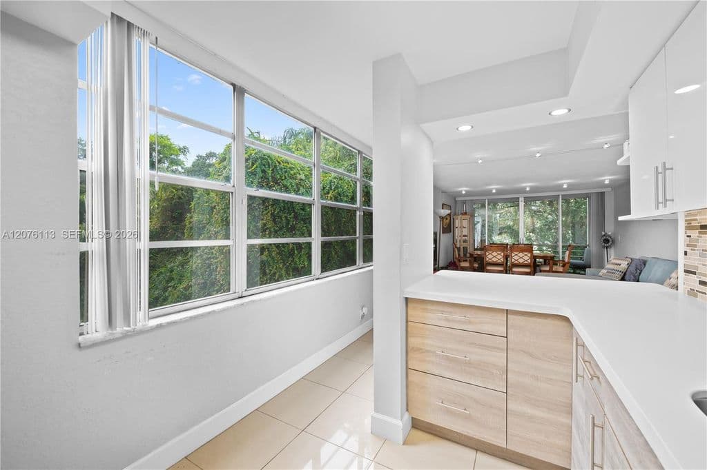 2-bedroom Condo — 9400 Live Oak Pl APT 305