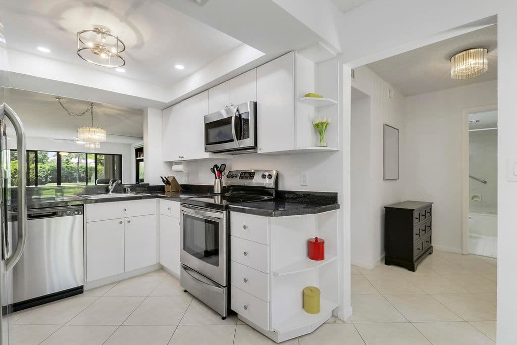 2-bedroom Condo — 5121 Oak Hill Lane #412