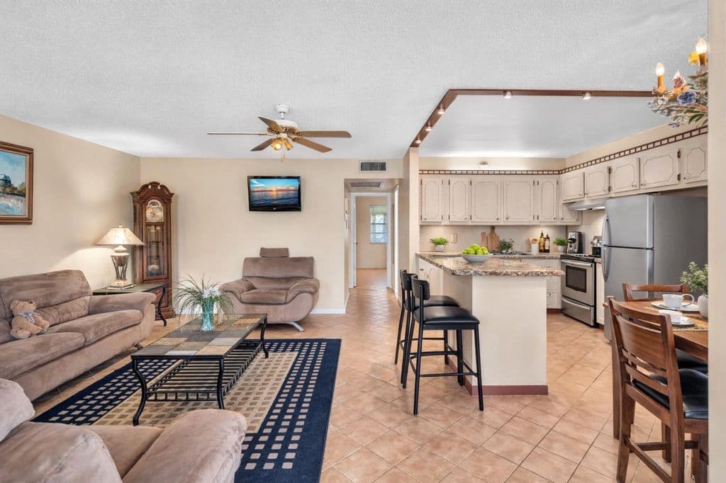 2-bedroom Condo — 238 Ventnor Q #238