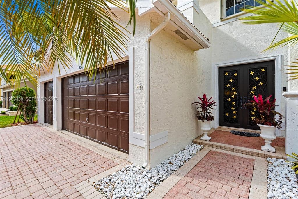 5-bedroom Single-Family Home — 15341 SW 20th St