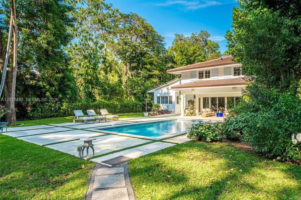 5-bedroom Single-Family Home — 4901 Hammock Park Dr