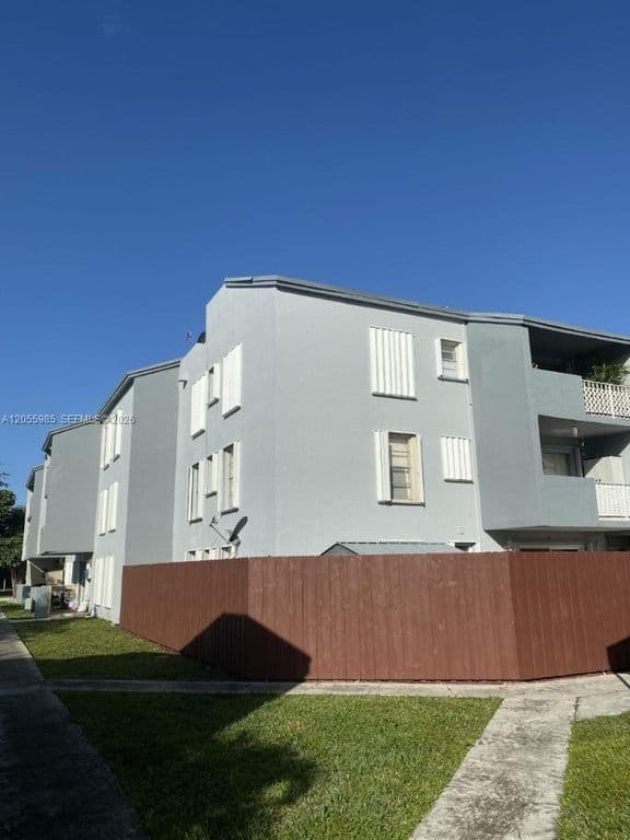 2+1 Condo — 1725 W 60th St APT F202