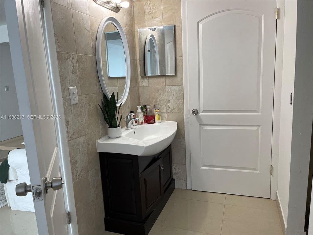 1-bedroom Condo — 6820 Indian Creek Dr #3B