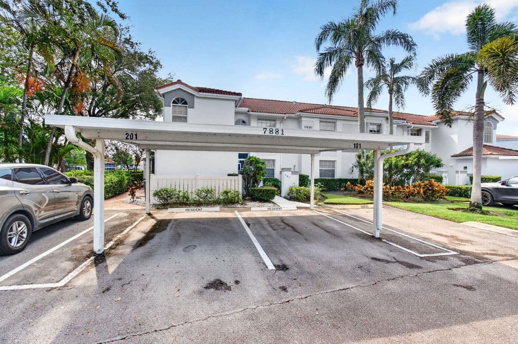3+1 Condo — 7881 WHISPERING PALMS Drive #101