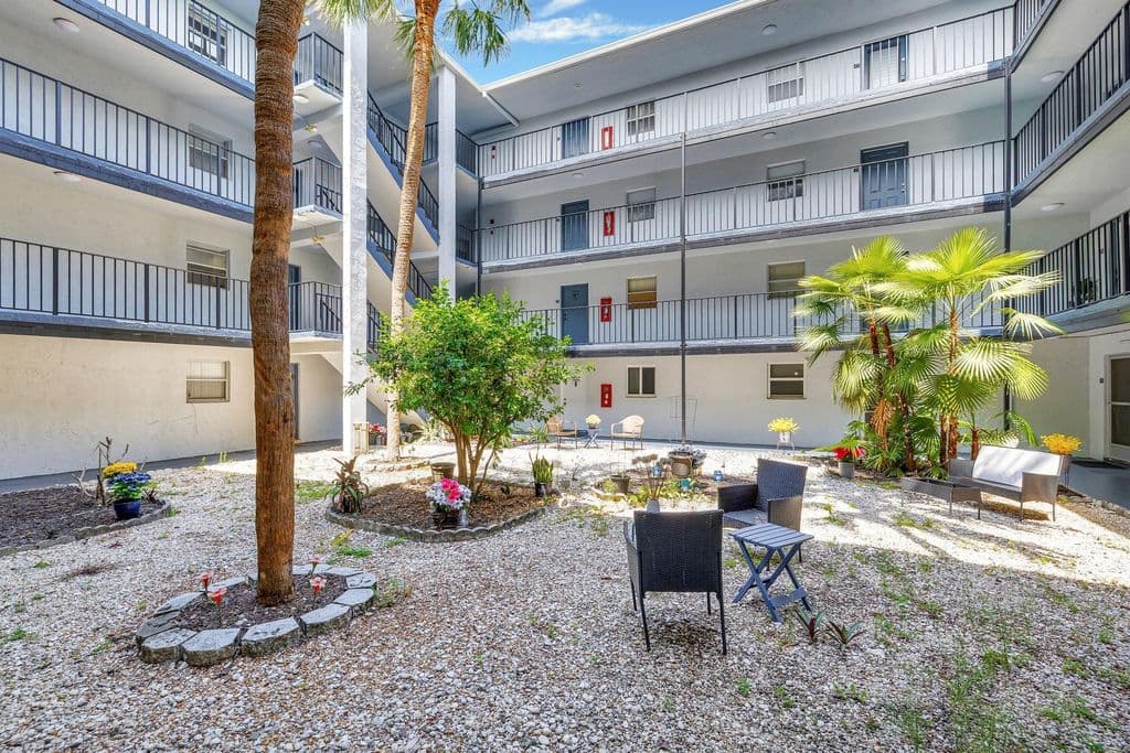 2+1 Condo — 2800 Somerset Drive #218j
