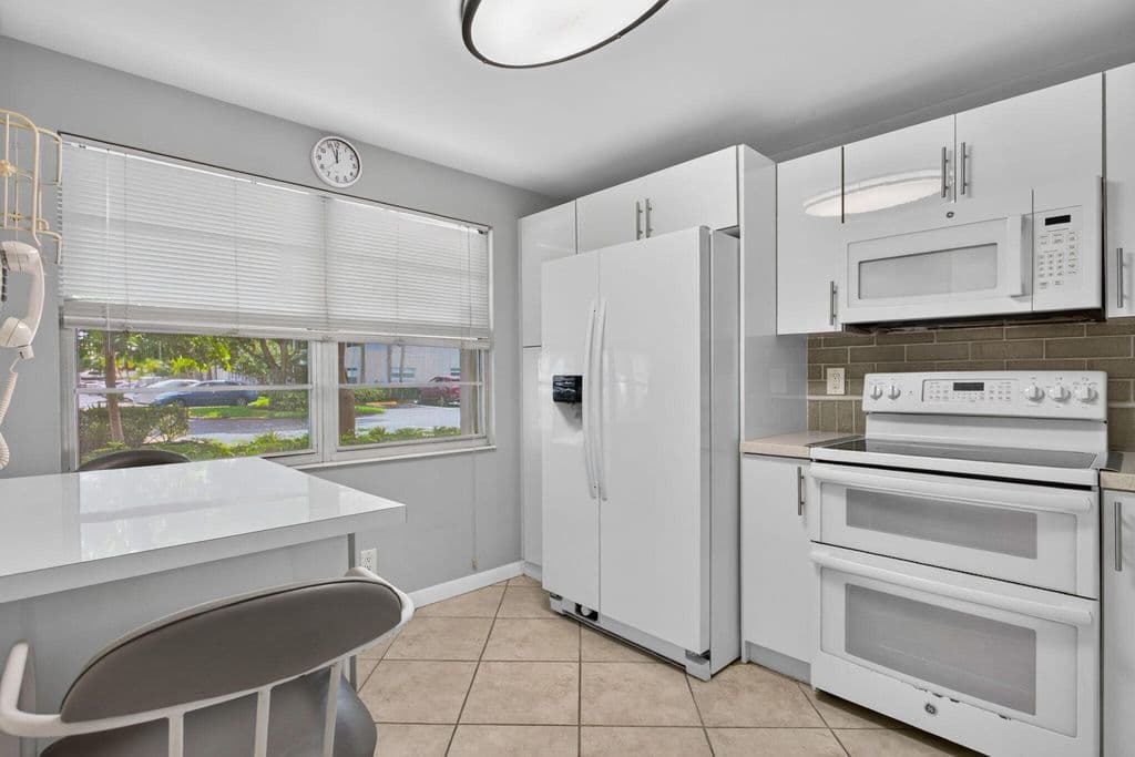 2-bedroom Condo — 2006 GRANADA Drive #J1