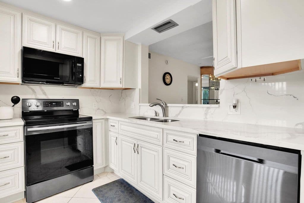 2+1 Condo — 4701 Martinique Drive #K3