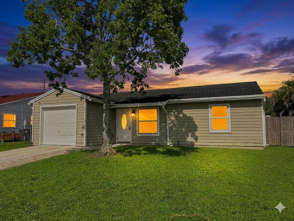 2-bedroom Single-Family Home — 5258 Canal Circle W