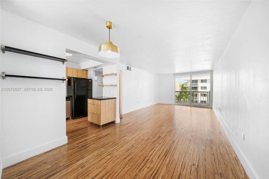 1+1 Condo — 1670 Bay Rd APT 4B