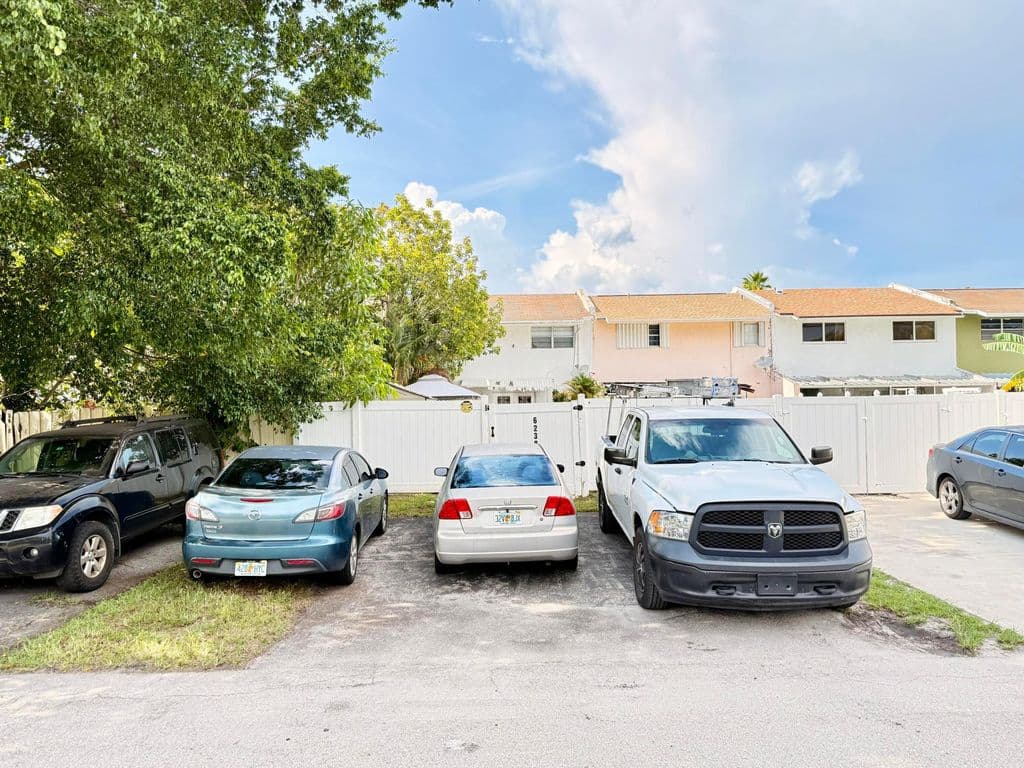 3+1 Mülk — 6238 SW 7th Street