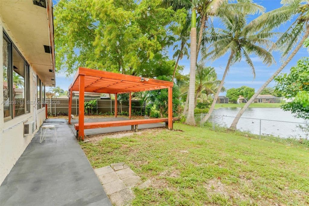 4+1 Müstakil ev — 551 NW 99th Way
