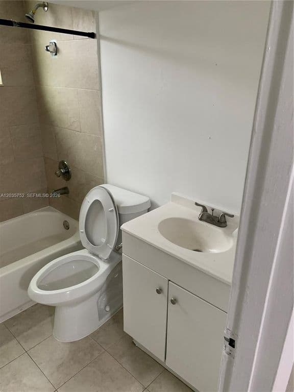 1-bedroom Condo — 1851 NE 168th St APT B10