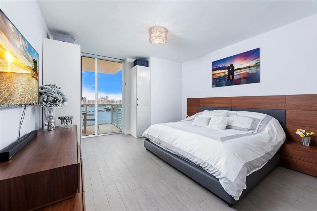 3+1 Condo — 3330 190th St #1715