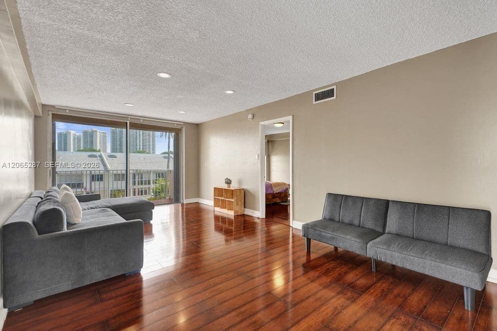 1+1 Condo — 3716 NE 168th St APT 301