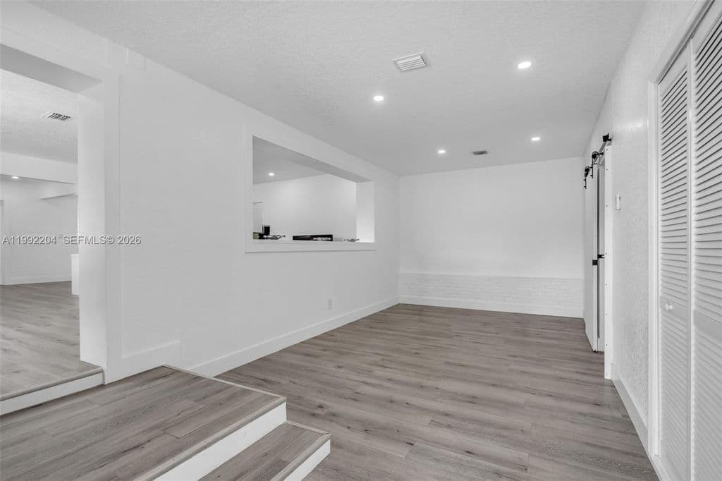 4+1 Müstakil ev — 181 NE 121st St
