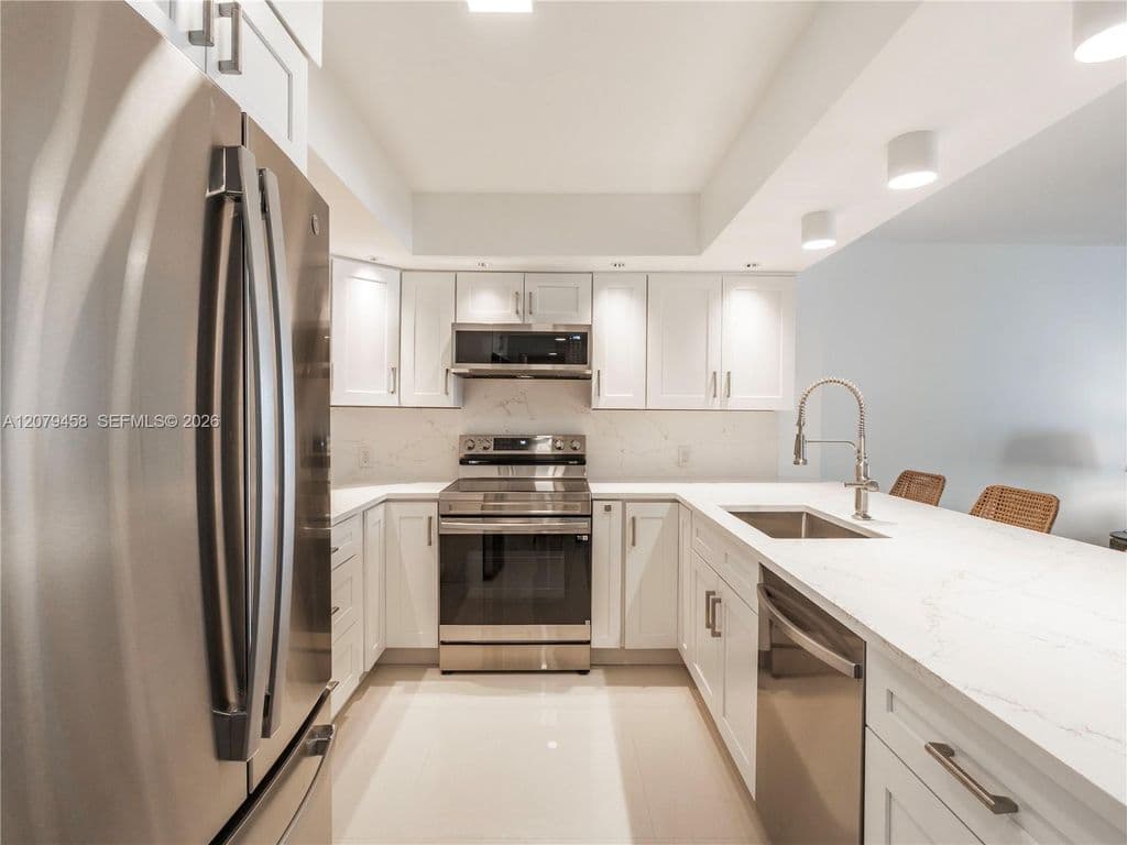 1+1 Condo — 5701 Collins Ave APT 307